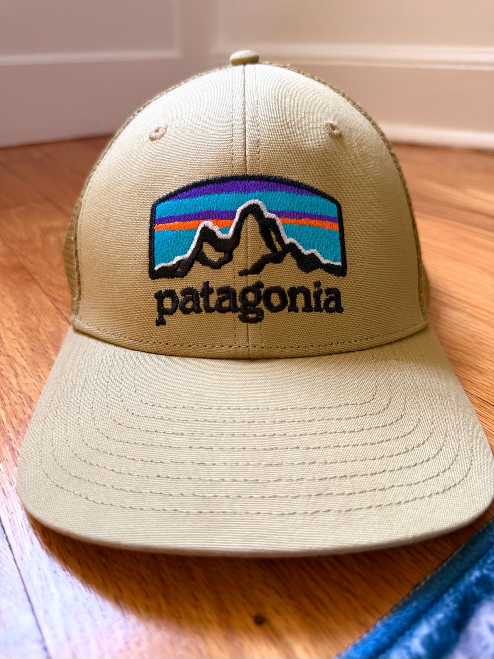 Patagonia P-6 Logo Trucker Hat Mojave Khaki Tan Mesh Snapback LIKE NEW
